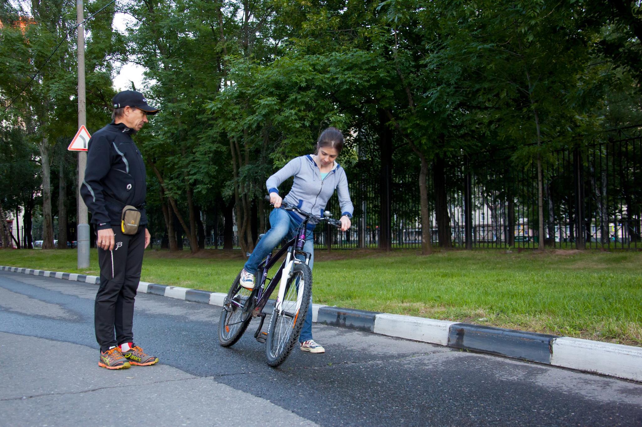 Занятие по обучение езде на велосипеде для взрослых проводит тренер клуба STRELA Юрий Столяров