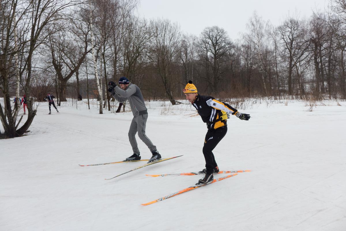 На тренировке по лыжам тренера клуба STRELA Игоря Педоса. Работа над техникой конькового хода.