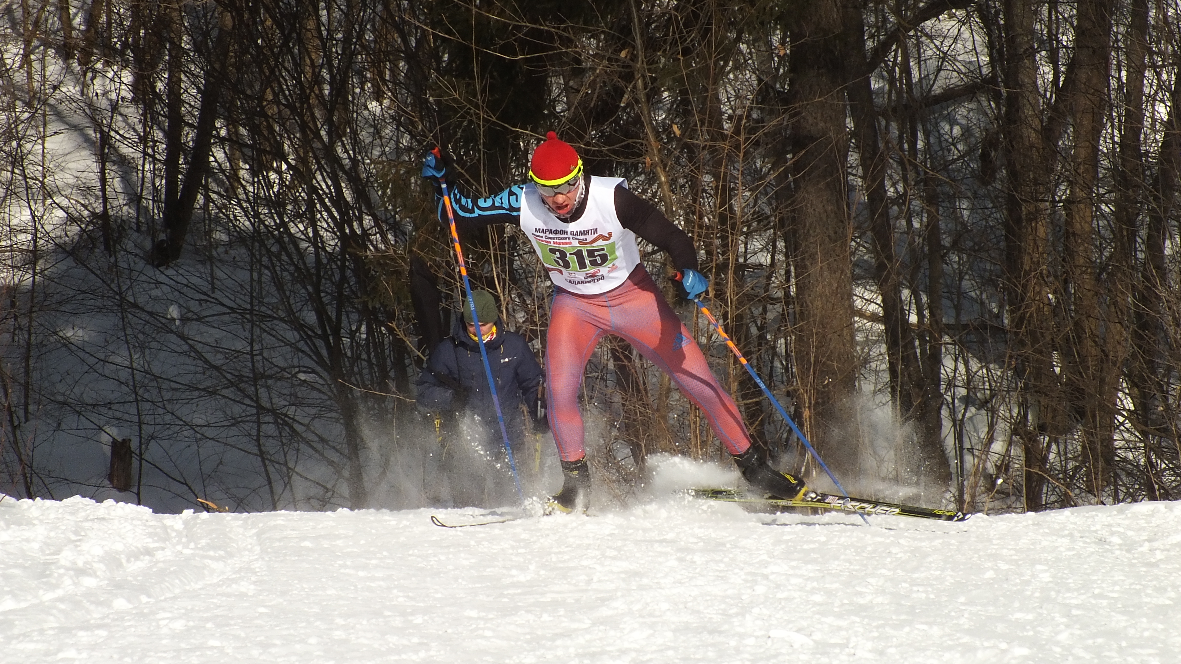 Тренер по беговым лыжам Алексей Мячин на лыжном марафоне памяти Молева в Балакирево, 17 марта 2018