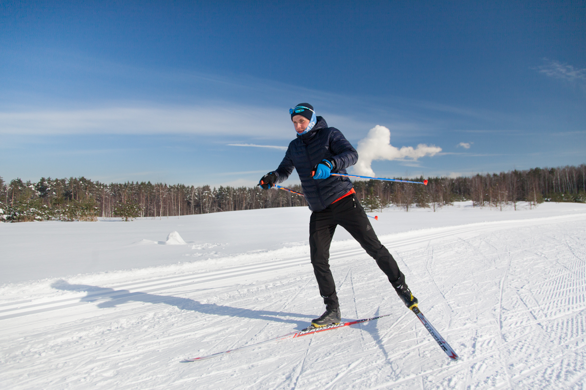 тренер по беговым лыжам клуба STRELA Алексей Мячин на тренировке в Мещерском
