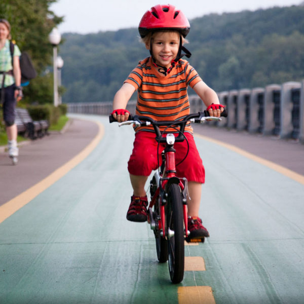 научите ребенка кататься на двухколесном велосипеде