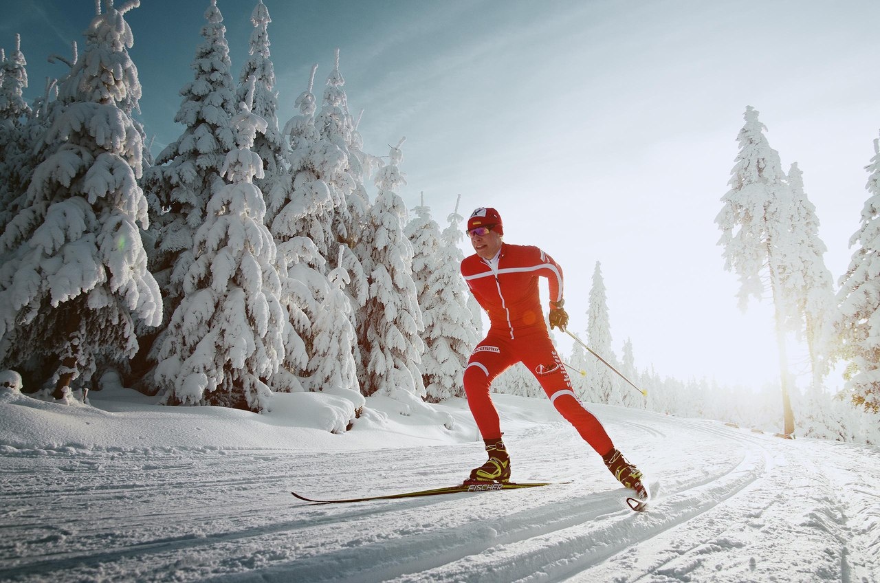 Спортсмены зима. Лыжник. Зимний спорт. Лыжные гонки. Горнолыжный спорт.
